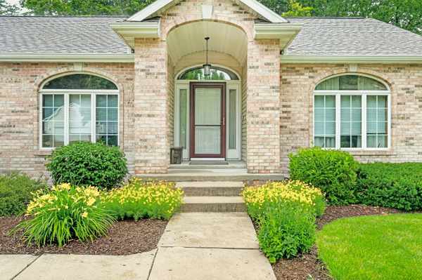 6101 Holscher Rd, Mcfarland, WI 53558-8422