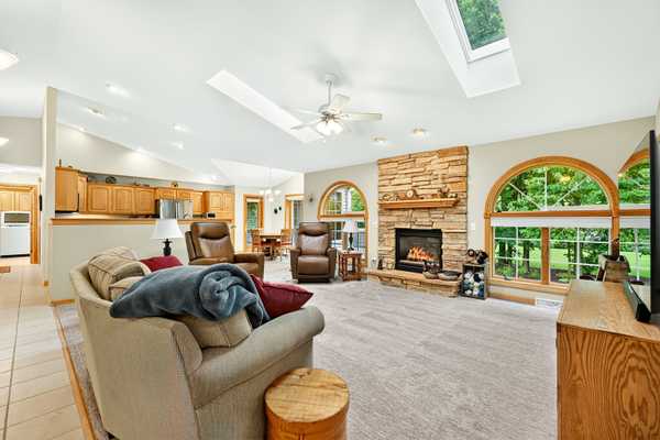 6101 Holscher Rd, Mcfarland, WI 53558-8422