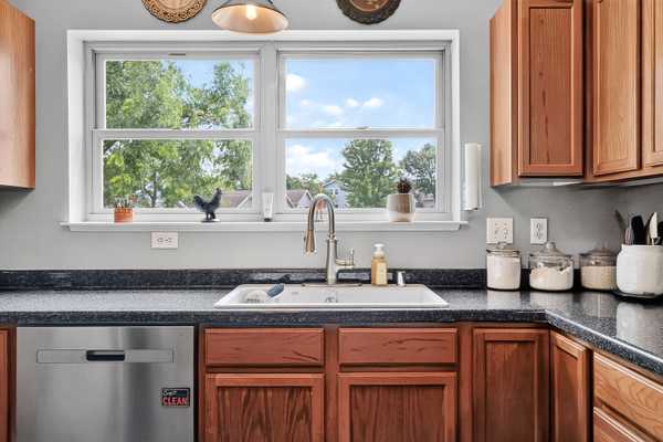 19 Cordelia Cres, Madison, WI 53704-1200