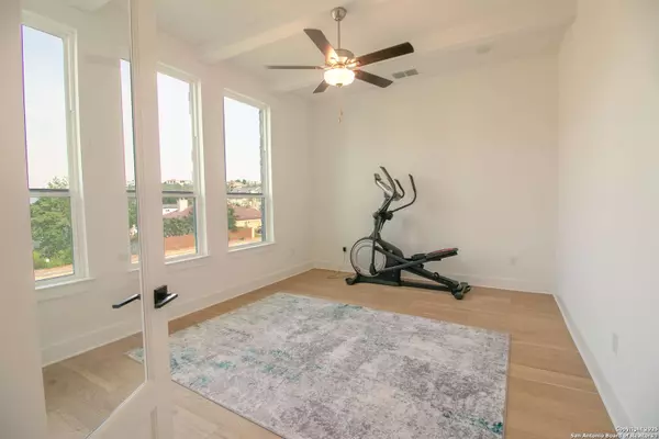 7302 Cresta Bulivar, San Antonio, TX 78256