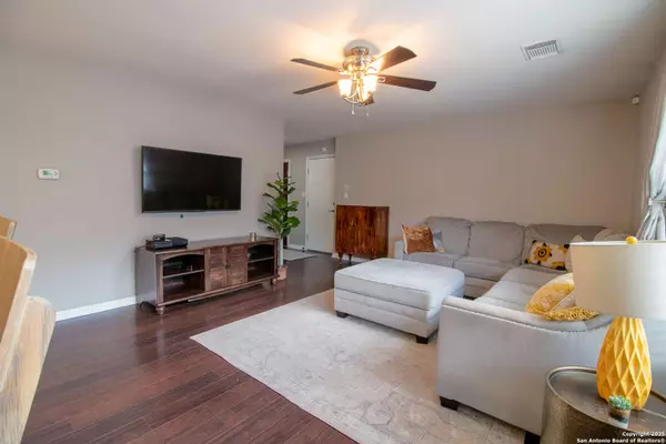 174 Spice Oak Ln, Cibolo, TX 78108