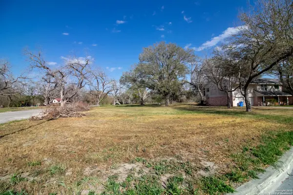 5 Hampton Dr, Seguin, TX 78155