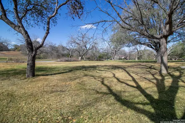 5 Hampton Dr, Seguin, TX 78155