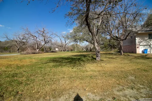 5 Hampton Dr, Seguin, TX 78155