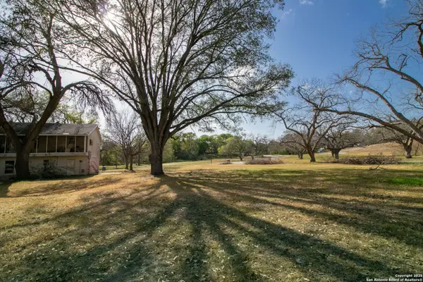 5 Hampton Dr, Seguin, TX 78155