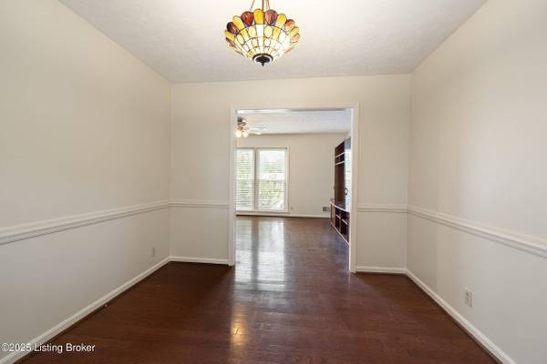 1102 Woodcroft Ct, Louisville, KY 40023