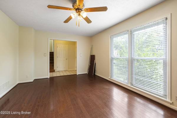 1102 Woodcroft Ct, Louisville, KY 40023