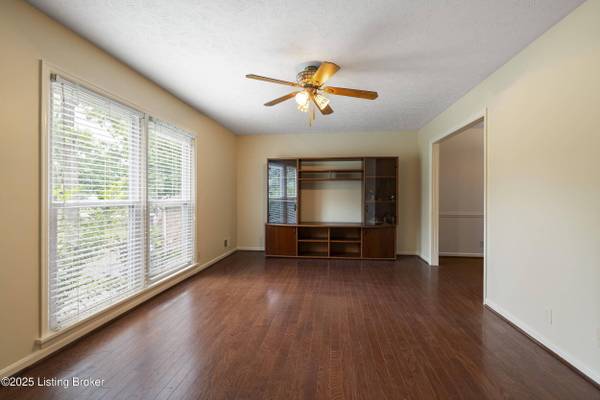 1102 Woodcroft Ct, Louisville, KY 40023