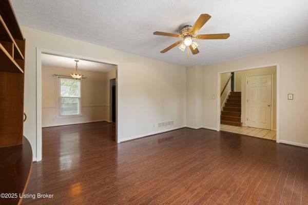 1102 Woodcroft Ct, Louisville, KY 40023