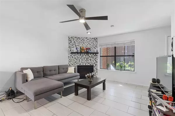 3205 Donnelly Circle #201, Fort Worth, TX 76107