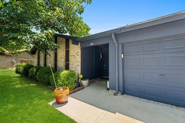 202 Fleetwood Court, Arlington, TX 76014