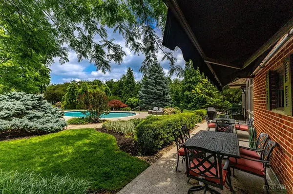 9844 Zig Zag Rd, Montgomery, OH 45242