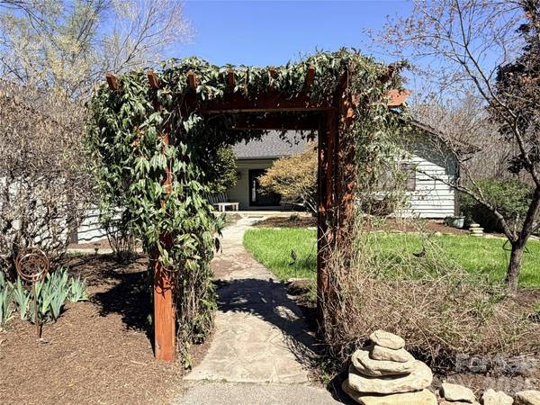 1941 Landrum RD, Columbus, NC 28722