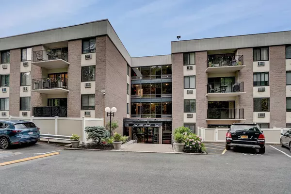 128 Colonial Pkwy #3E, Yonkers, NY 10710