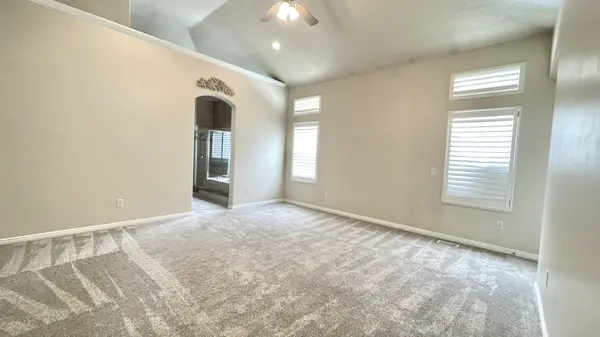 6438 S McKinley Ln, Taylorsville, UT 84129-6806