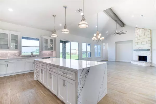 1376 Shadow Lakes Drive, Wills Point, TX 75169