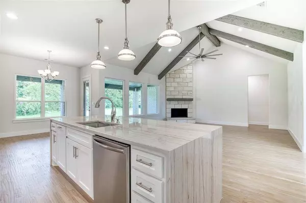 1044 Hidden Oaks Drive, Wills Point, TX 75169