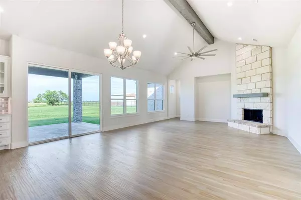 1376 Shadow Lakes Drive, Wills Point, TX 75169