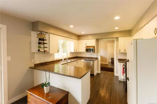 2042 Cedar Rd, Nanaimo, BC V9X 1J4