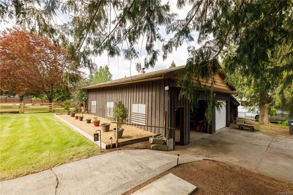 2042 Cedar Rd, Nanaimo, BC V9X 1J4