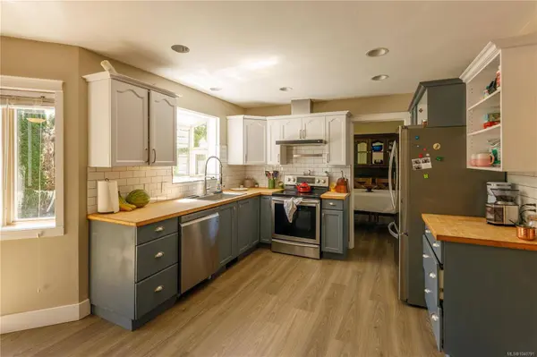 6651 Jenkins Rd, Nanaimo, BC V9T 6J3