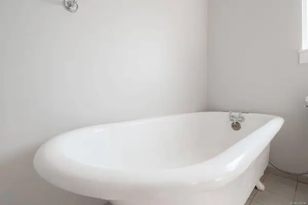 121 Harewood Rd, Nanaimo, BC V9R 2Y7