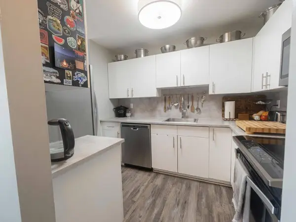 15991 THRIFT AVE #104, White Rock, BC V4B2M9