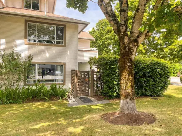 15991 THRIFT AVE #104, White Rock, BC V4B2M9