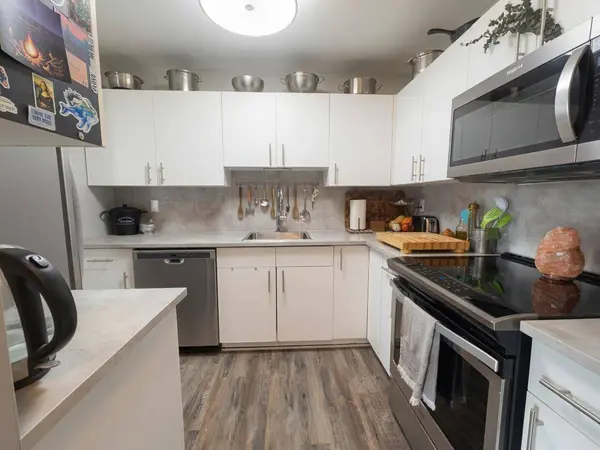 15991 THRIFT AVE #104, White Rock, BC V4B2M9