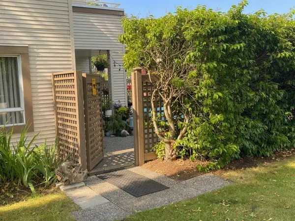 15991 THRIFT AVE #104, White Rock, BC V4B2M9