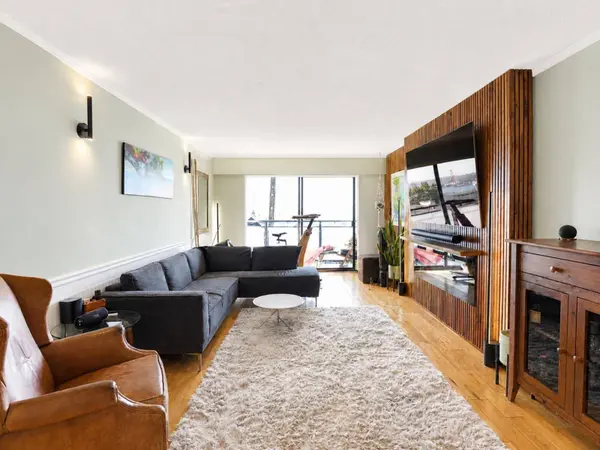 441 E 3rd ST #303, North Vancouver, BC V7L 1G3