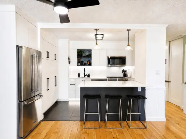 441 E 3rd ST #303, North Vancouver, BC V7L 1G3
