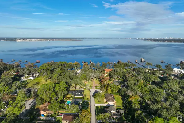 feature image of Guide to Beauclerc Jacksonville FL: Riverfront Estates, Oak Canopy &amp; Quiet Luxury