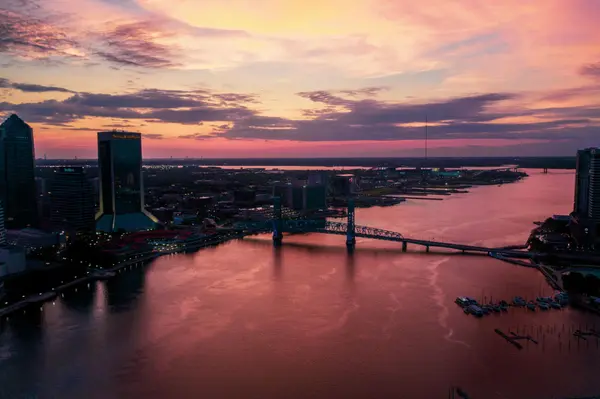 feature image of Complete Guide to Buying & Selling a Home at the Same Time in Jacksonville FL (2026)