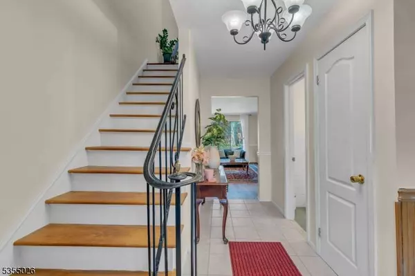 55 Dorchester Ct, Hillsborough Twp., NJ 08844