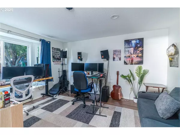 4136 SE OAK ST, Hillsboro, OR 97123