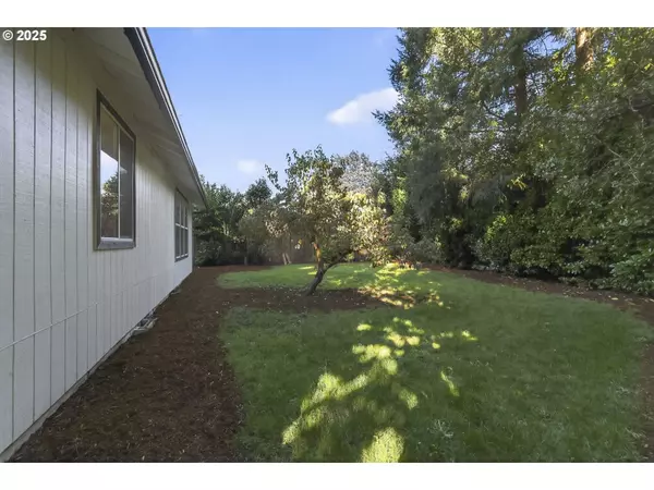 8879 SW BLAKE ST, Tualatin, OR 97062