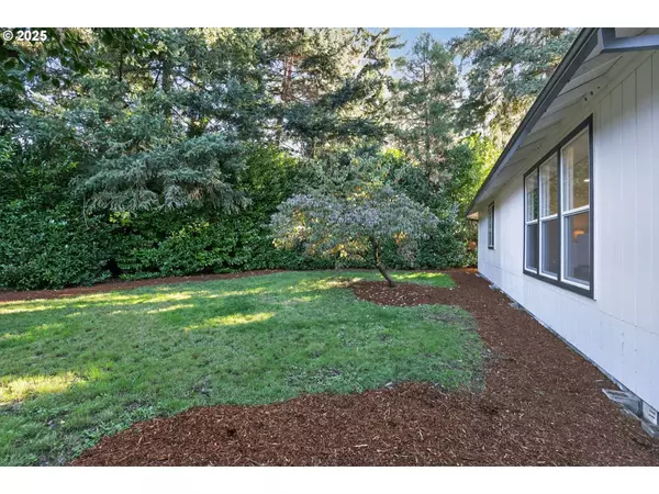 8879 SW BLAKE ST, Tualatin, OR 97062