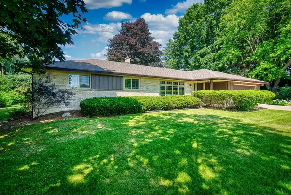 557 Granville ROAD, Cedarburg, WI 53012