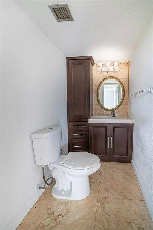 942 NE 199th St #401, Miami, FL 33179