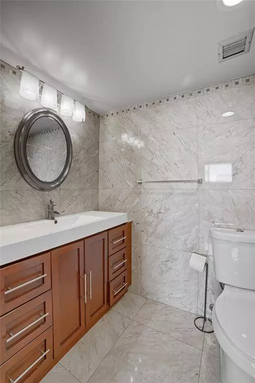 942 NE 199th St #401, Miami, FL 33179