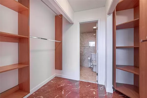 942 NE 199th St #401, Miami, FL 33179