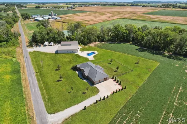 15556 Old State RD, Carlyle, IL 62231