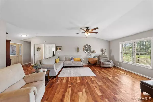 15556 Old State RD, Carlyle, IL 62231