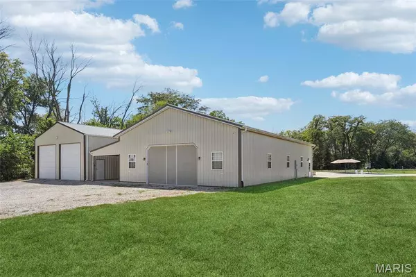 15556 Old State RD, Carlyle, IL 62231