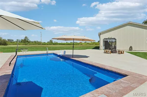 15556 Old State RD, Carlyle, IL 62231