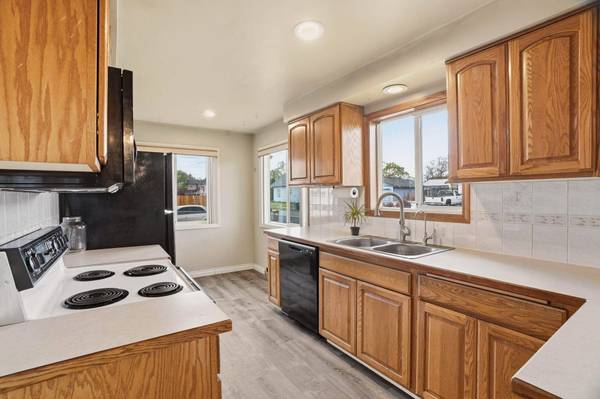 2304 E E Sanson Ave, Spokane, WA 99217
