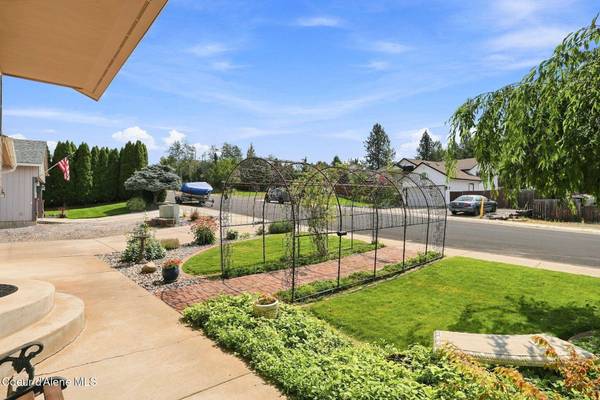 460 W Bridle LN, Post Falls, ID 83854