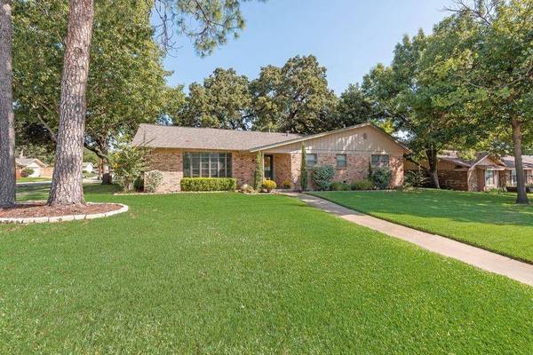 332 Plainview Drive, Hurst, TX 76054