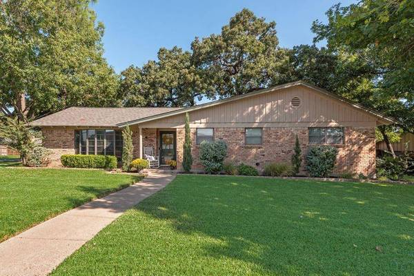 332 Plainview Drive, Hurst, TX 76054
